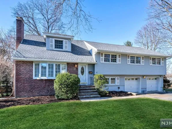 20 Crest Dr, Midland Park, NJ 07432