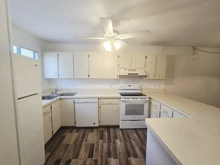 6033 34th St W #11 — Photo 3