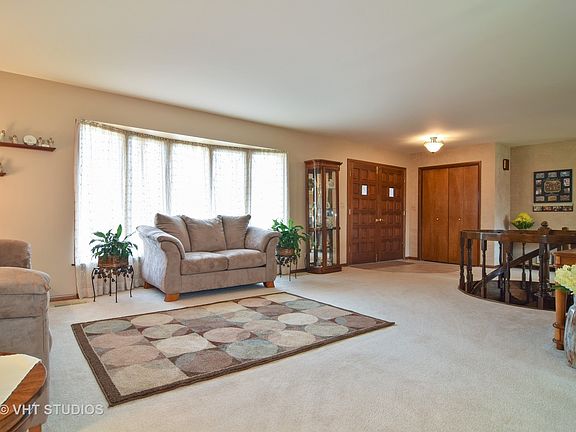 3rd image of 324 Pinecroft Dr