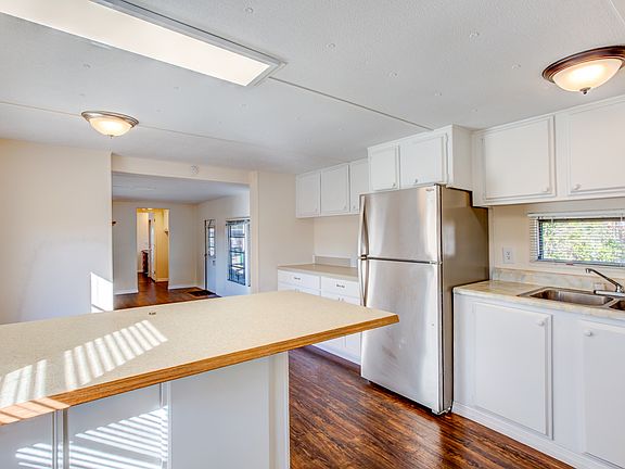 5th image of 815 Oakwood Cir