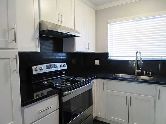 3rd image of 1247 Flora Ave