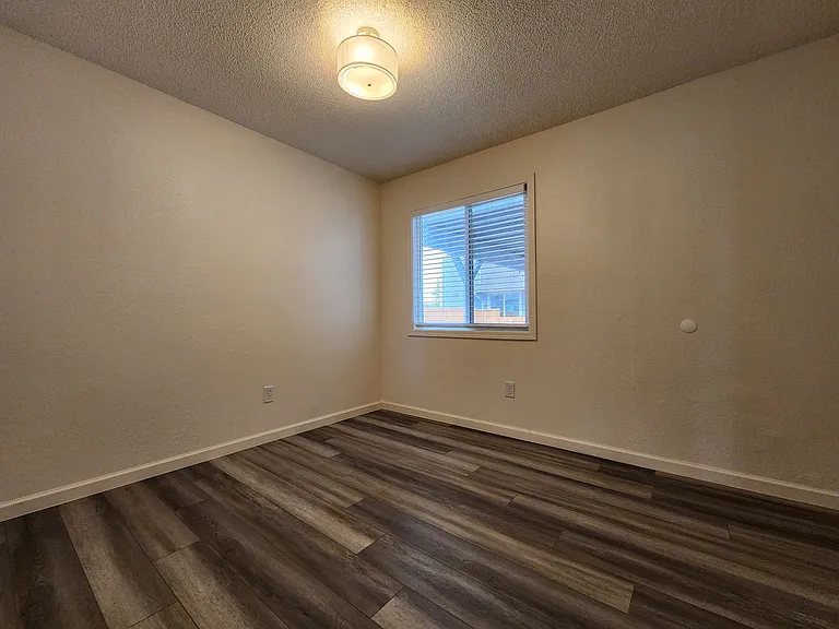 2557 Kenton Ct — Photo 8