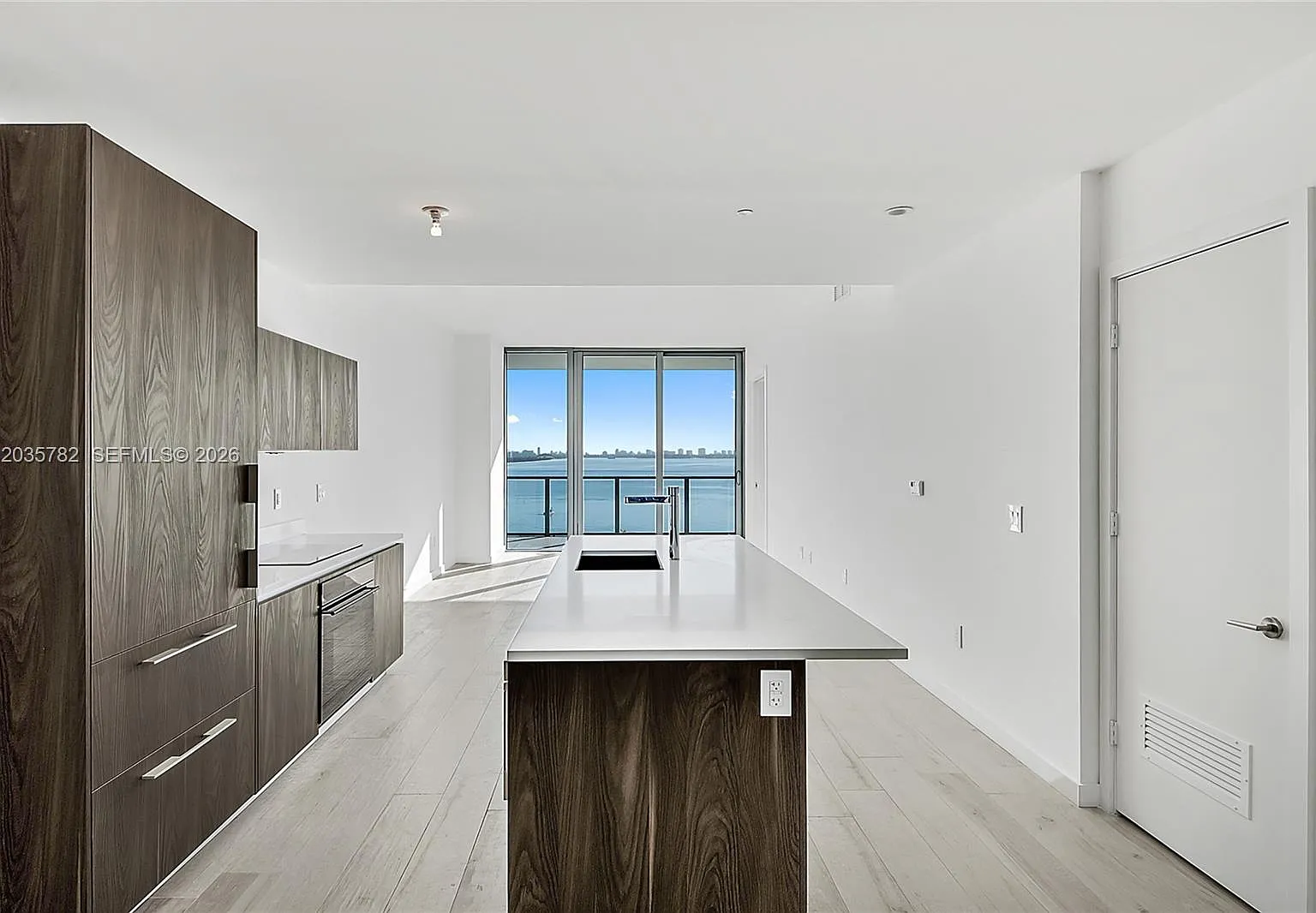 Gran Paraiso Condo — Photo 1