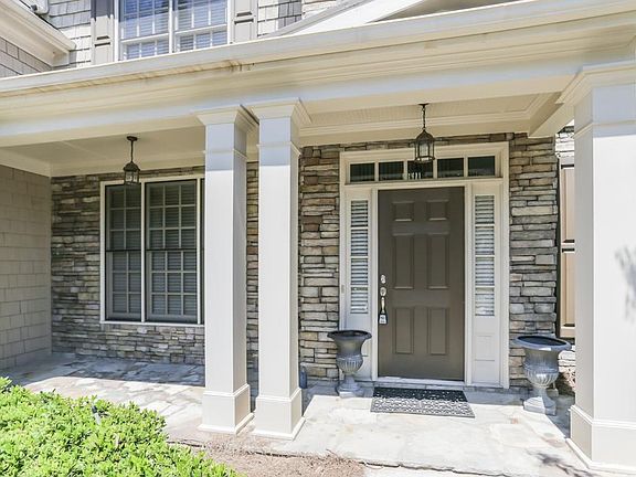 2nd image of 410 Oak Brook Ct SE