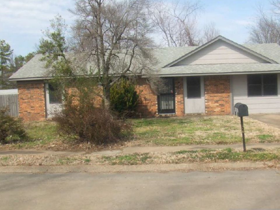 1st image of 140 W Greenbriar Dr