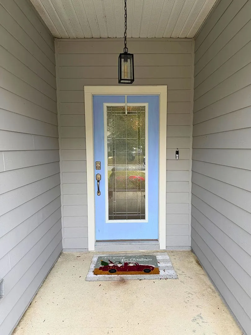 Location, amenities and FIVE bedrooms — Photo 2