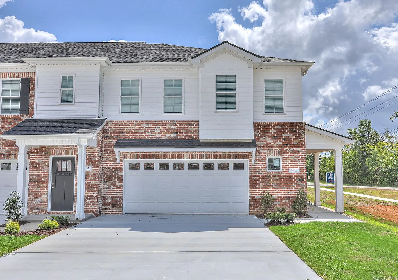 Like New Luxury 3/2.5 Townhome - Move In Specials — Photo 2