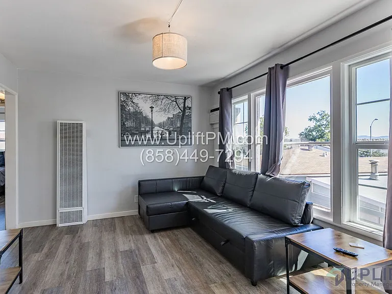 4831 Castle Ave — Photo 5