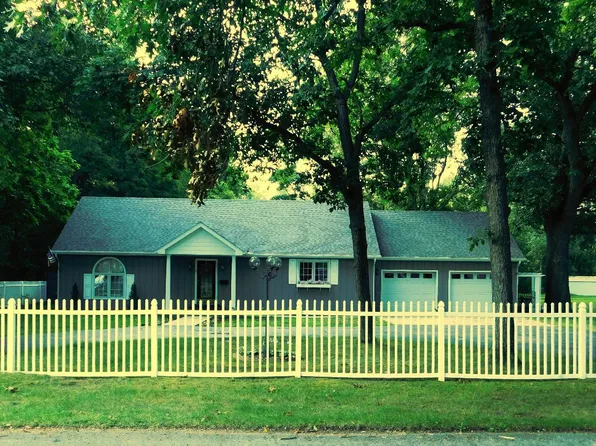 1004 E Lake St, Knox, IN 46534