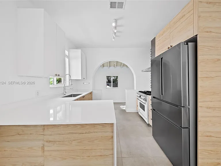 565 NW 44th St — Photo 8