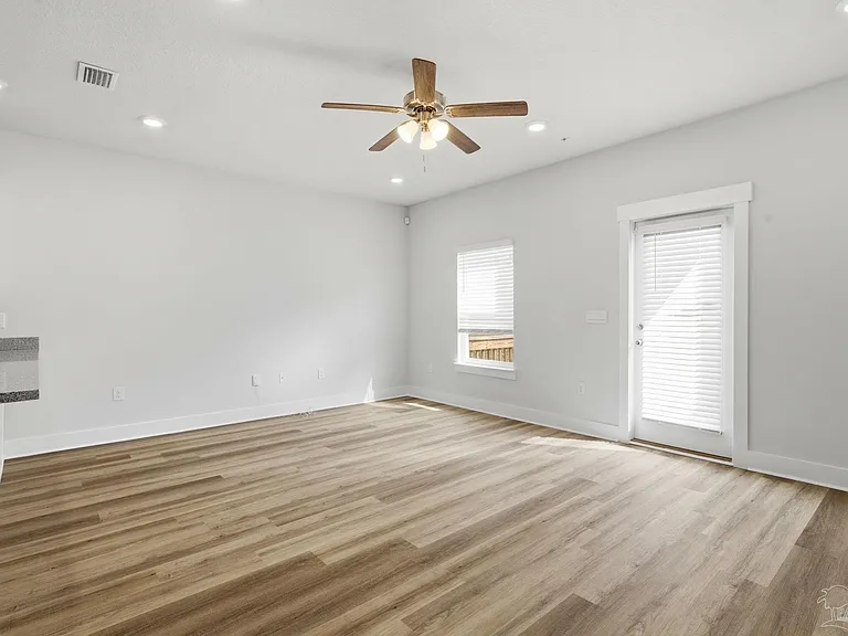 9422 Nature Creek Ln — Photo 7