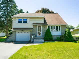 13 Creekside Dr, Rochester, NY 14622