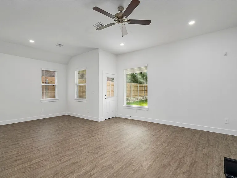 906 Golden Willow — Photo 14