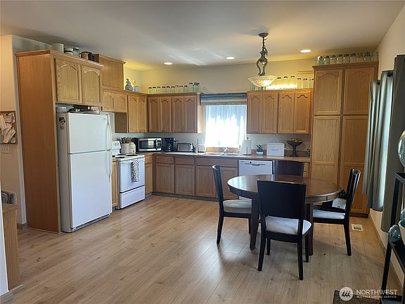 5th image of 11712 10th Avenue E