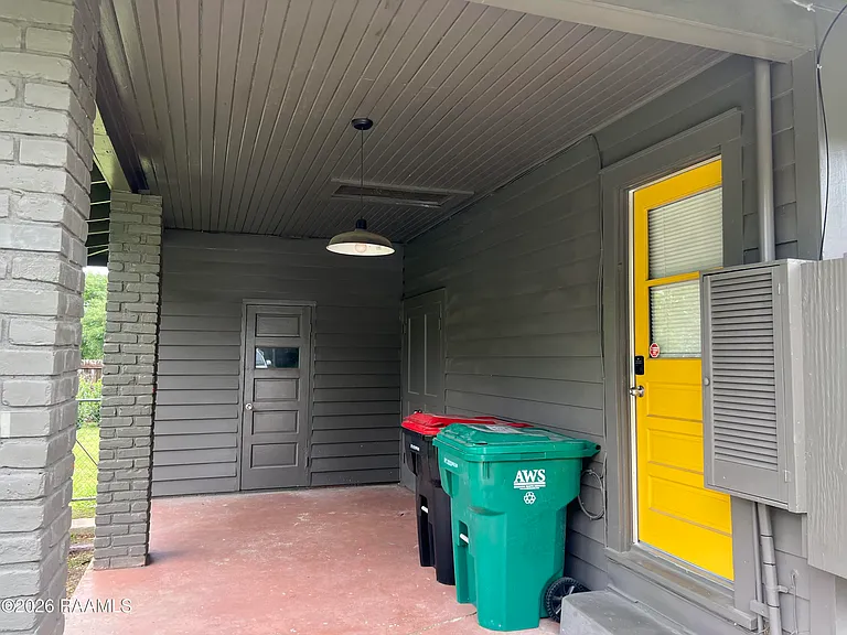 135 Oakcrest Dr — Photo 2