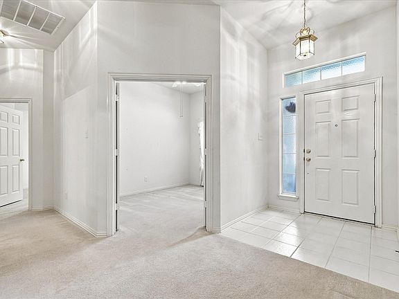 3rd image of 2806 Warwick Dr