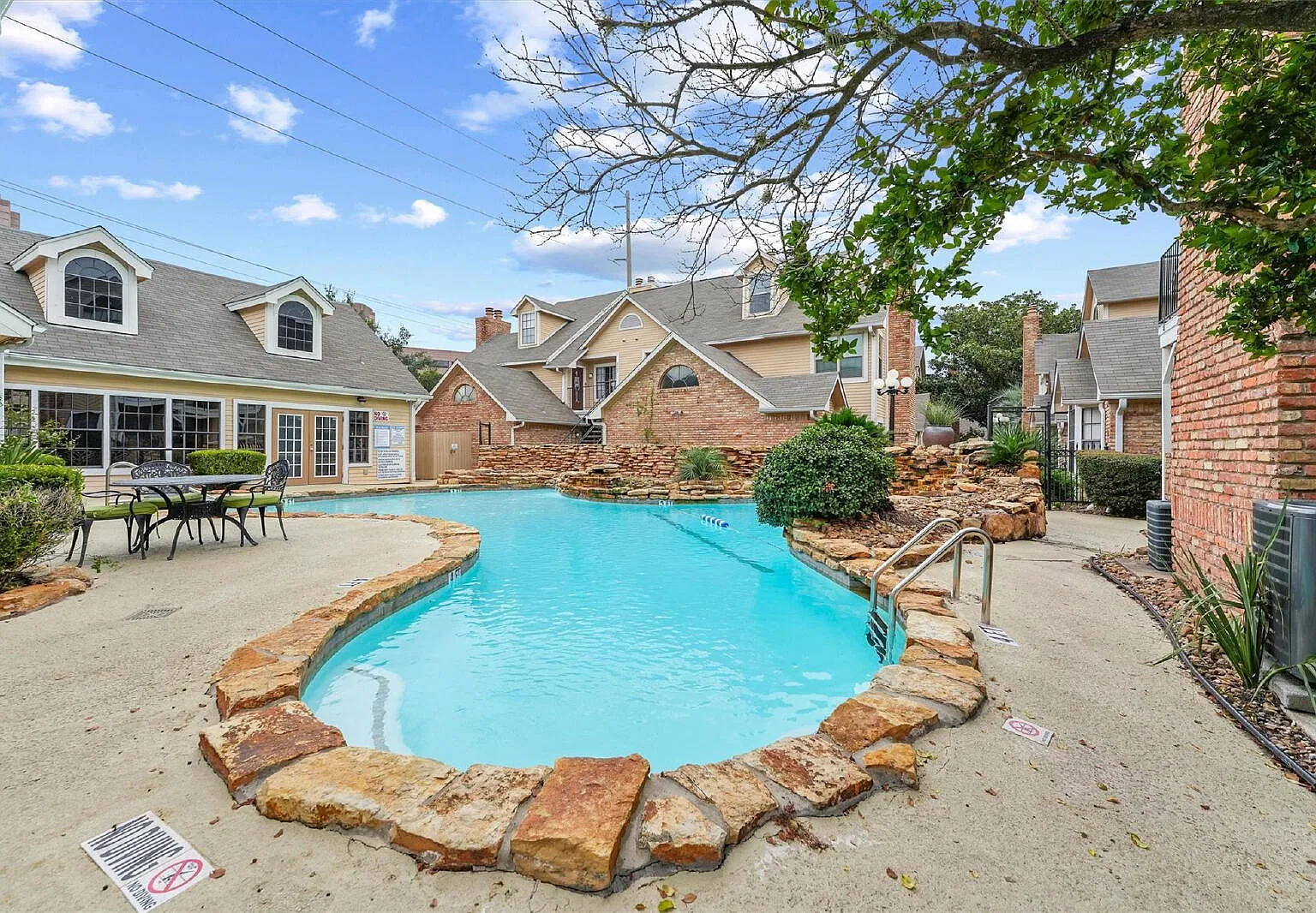 2 bed, 1.0 bath, 838 sqft, $1,050 — Photo 2