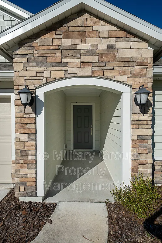 4 bed, 2.0 bath, 1997 sqft, $2,250 — Photo 2