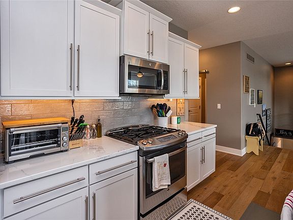 5th image of 864 S Balsam St