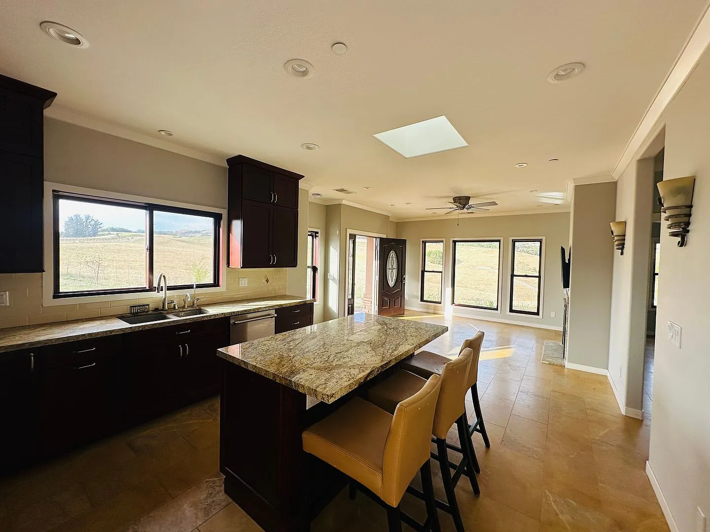 Serene 2-Bedroom Mountain Retreat with Stunning Views — Photo 1