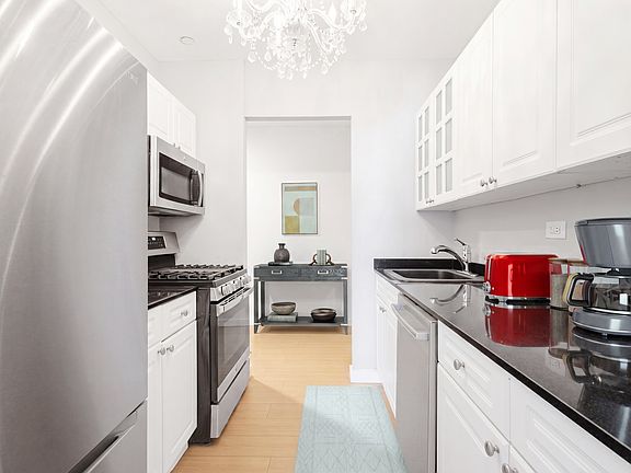 5th image of 1 West St APT 1929