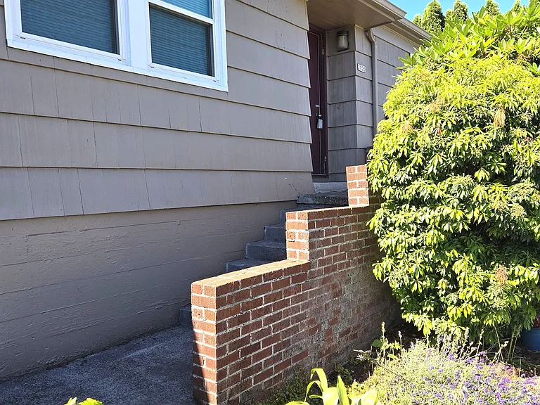 7020 NE Halsey St — Photo 2