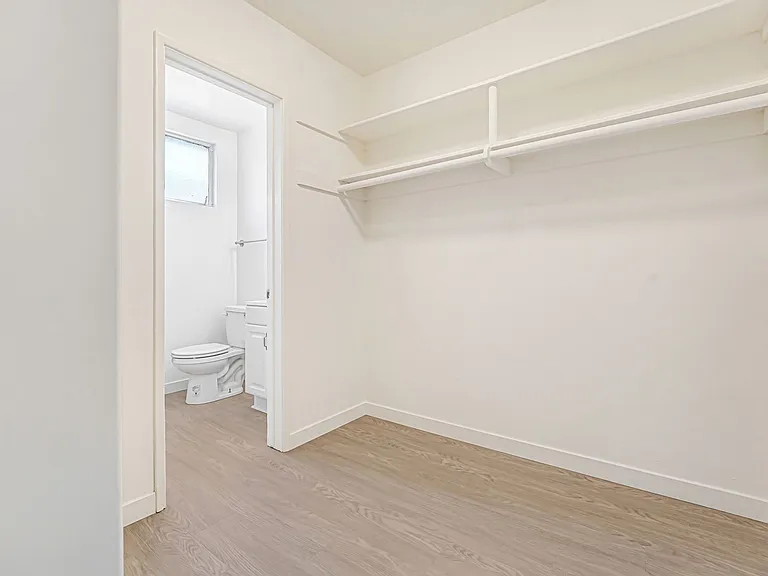 10900 Santa Monica Blvd, prime Westwood! — Photo 11