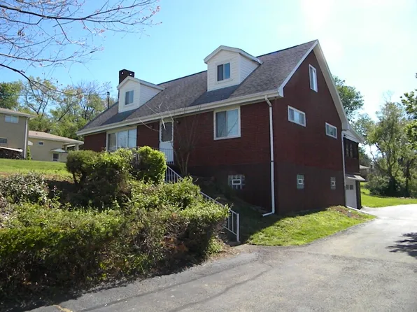 861 Macarthur Dr, Irwin, PA 15642