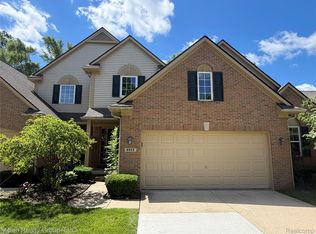 8025 Springdale Dr, White Lake, MI 48386