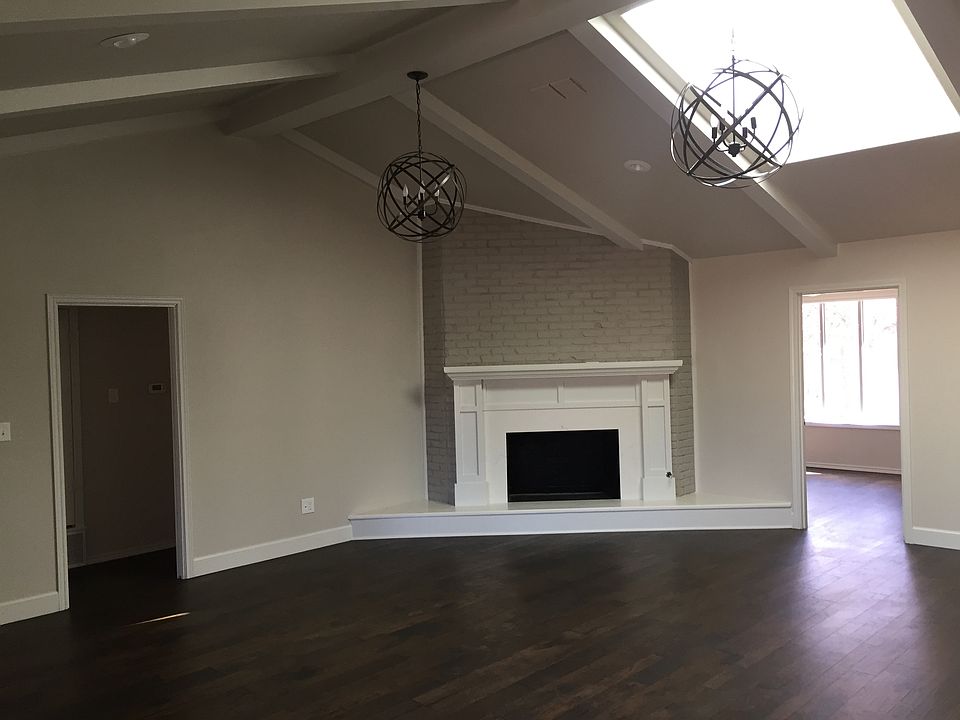 Living Rm & Fireplace