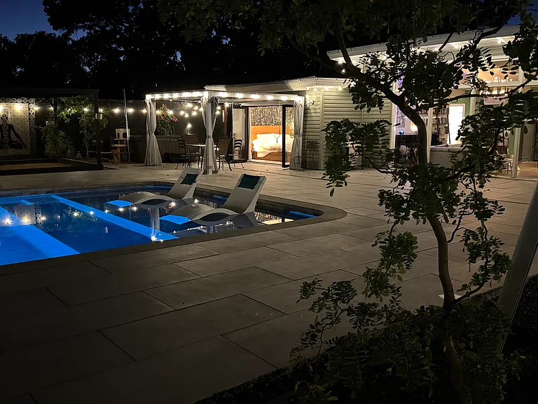 881 Hawthorne Dr — Photo 2
