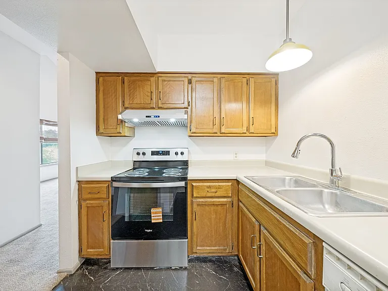 415 Albany St #F — Photo 15