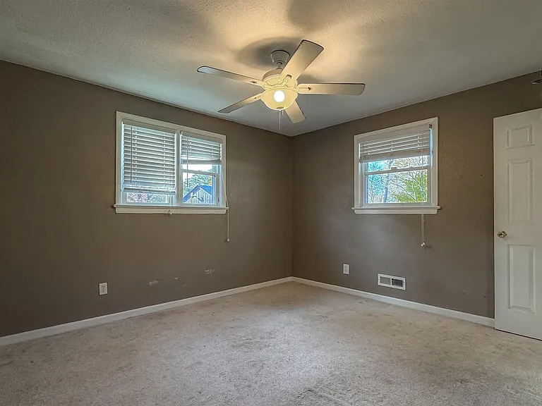 1346 Tallwood St — Photo 24