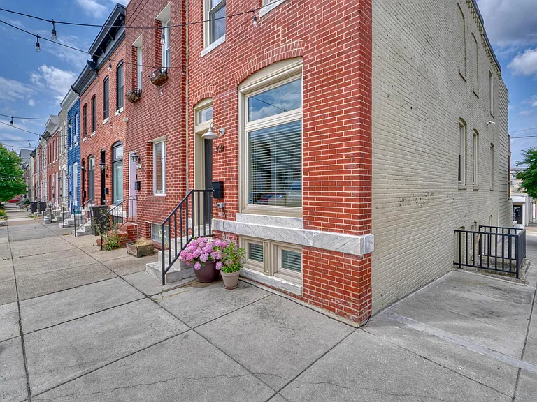 300 S Clinton St — Photo 3