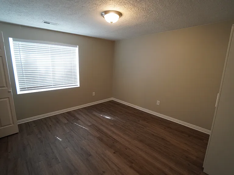 324 E 1100 N — Photo 37