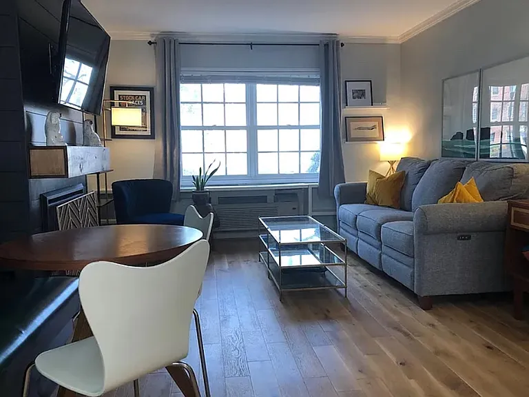 1604 W Abingdon Dr #102 — Photo 1