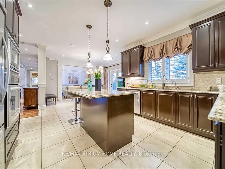 18 Soleil Blvd — Photo 6