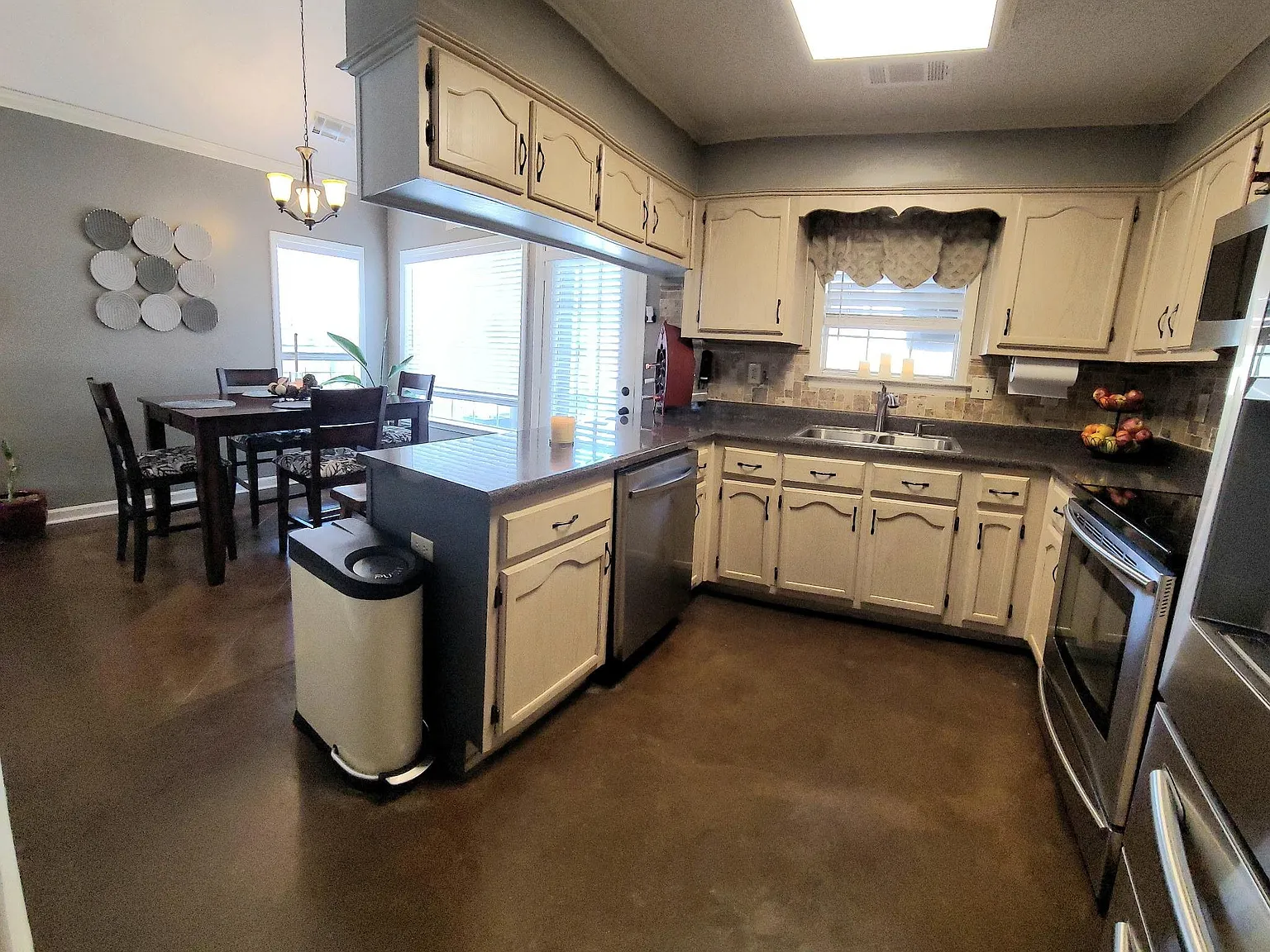 3 bed, 2.5 bath, 1800 sqft, $1,950 — Photo 4