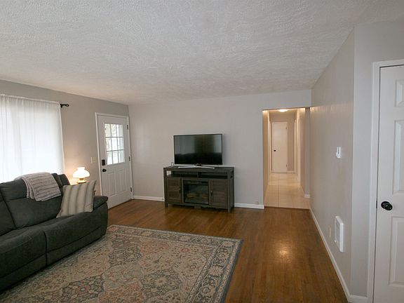 4th image of 1422 4th St