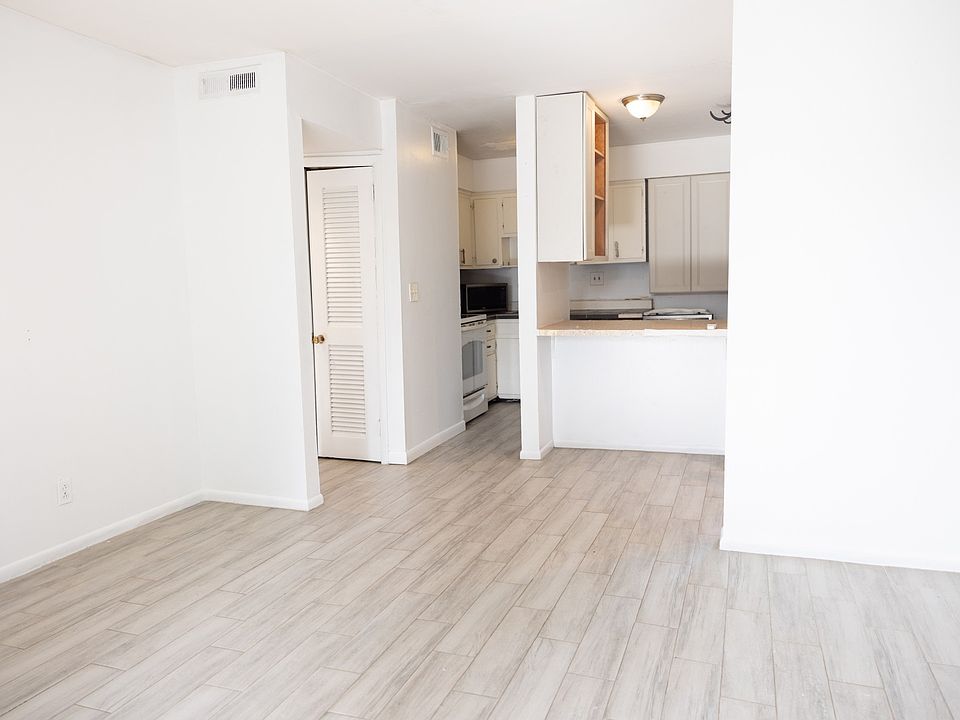 1st image of 320 Welch Rd APT R3