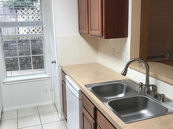 5th image of 325 Willowbrook Ln