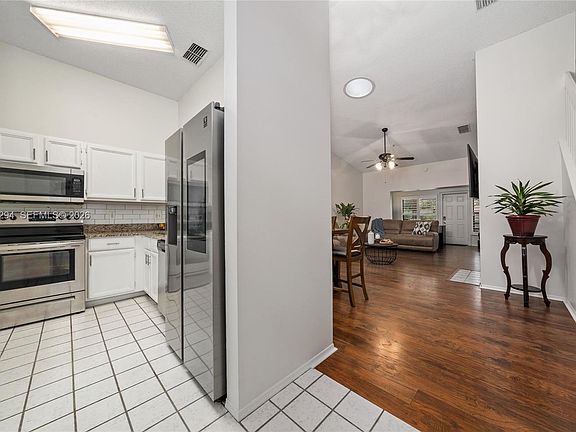 3rd image of 703 Swan Ln