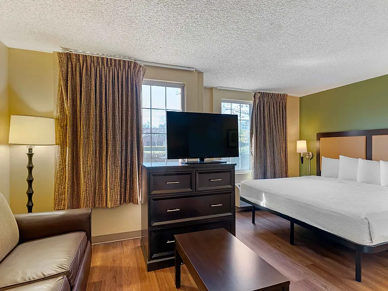 Deluxe Studio - 1 King Bed