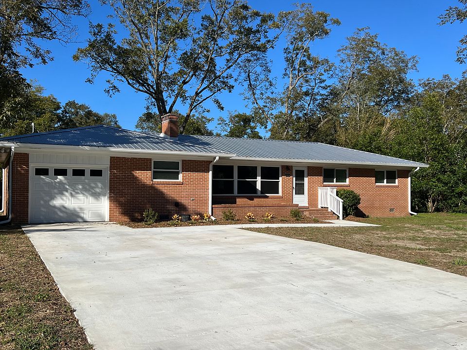 905 5th Avenue in Rochelle with double wide drive way