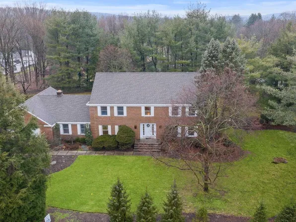 388 Freemans Ln, Franklin Lakes, NJ 07417