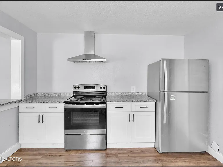 2410 Jefferson Ave — Photo 8