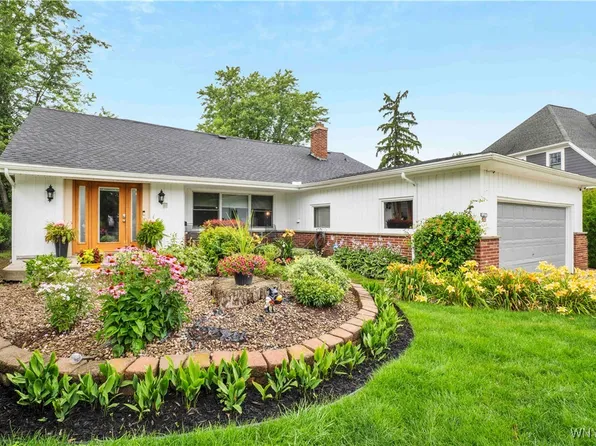 82 North Dr, Amherst, NY 14226