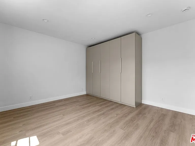 8730 Holloway Dr — Photo 16