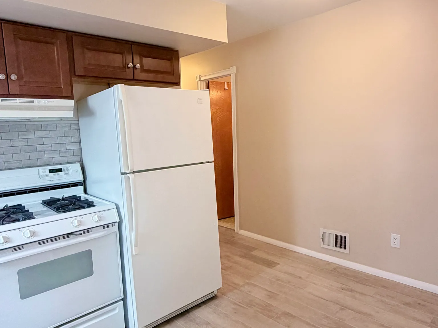 2 bed, 900 sqft, $2,300 — Photo 3