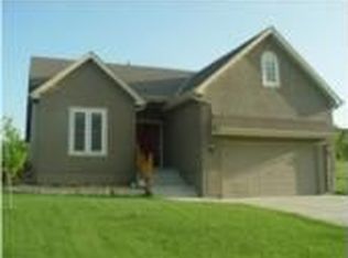 22251 W Sycamore St, Tonganoxie, KS 66086